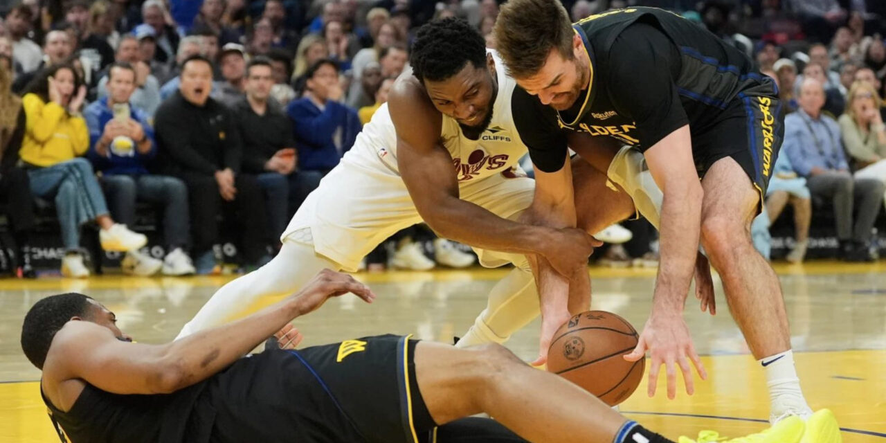 Mitchell anota 25 puntos, Strus añade 24 y Cavaliers resisten para vencer a Warriors 118-111