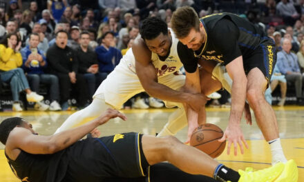 Mitchell anota 25 puntos, Strus añade 24 y Cavaliers resisten para vencer a Warriors 118-111