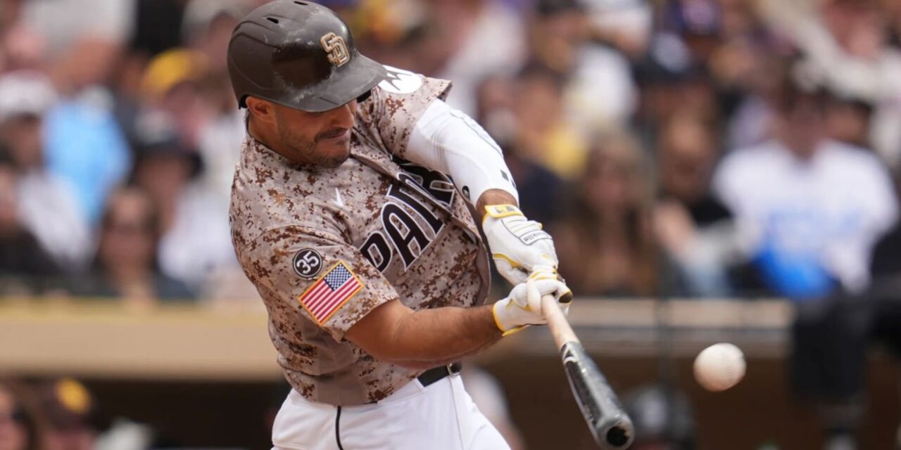 Padres superan 7-2 a Rockies y completan barrida