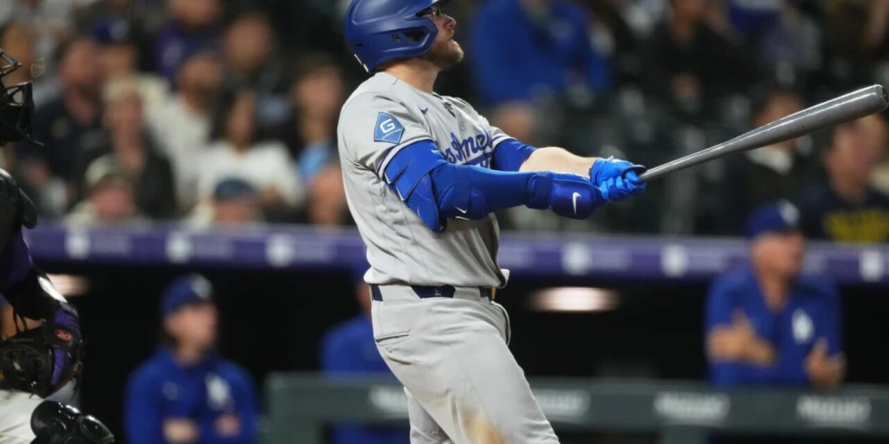 Muncy y Rush conectaron dos jonrones cada uno, y los Dodgers aplastaron a los Rockies