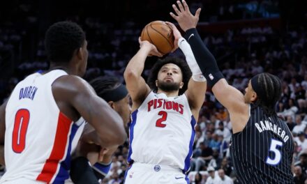 Los Pistons vencieron a los Magic 98-83 en el segundo partido para igualar la serie y poner fin a la racha de derrotas en casa más larga en los playoffs de la NBA.