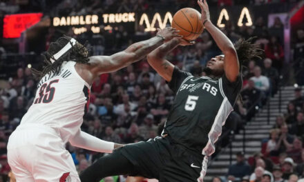 Spurs vencen 120-108 a Trail Blazers sin Wembanyama y toman ventaja 2-1 en la serie