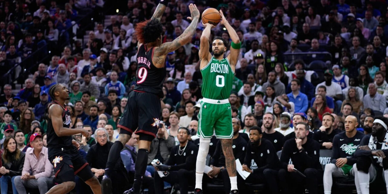 Los Celtics arruinan el regreso de Embiid y vencen a los 76ers para tomar la delantera en la serie por 3-1.