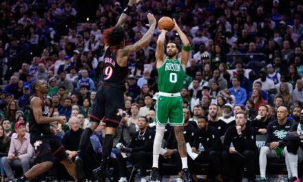 Los Celtics arruinan el regreso de Embiid y vencen a los 76ers para tomar la delantera en la serie por 3-1.