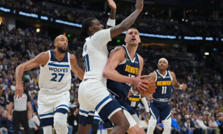 Jokic logra un triple-doble y los Nuggets evitan la eliminación ante los Timberwolves con una victoria de 125-113.