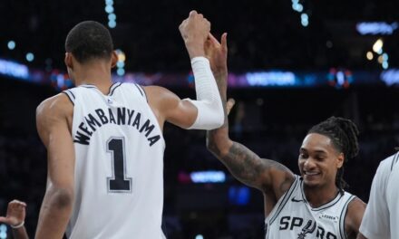 El doble-doble de Wembanyama impulsa a los Spurs a la victoria sobre los Trail Blazers y a las semifinales de la Conferencia Oeste.