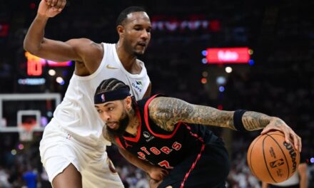 Schroder y Mobley lideran la remontada de los Cavaliers en el último cuarto para lograr una victoria por 125-120 sobre los Raptors y tomar la delantera en la serie por 3-2.