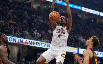 Donovan Mitchell y Evan Mobley ayudan a Cavaliers en victoria de 122-116 sobre Hawks