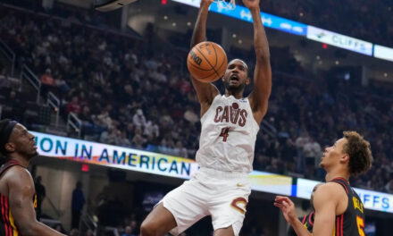 Donovan Mitchell y Evan Mobley ayudan a Cavaliers en victoria de 122-116 sobre Hawks