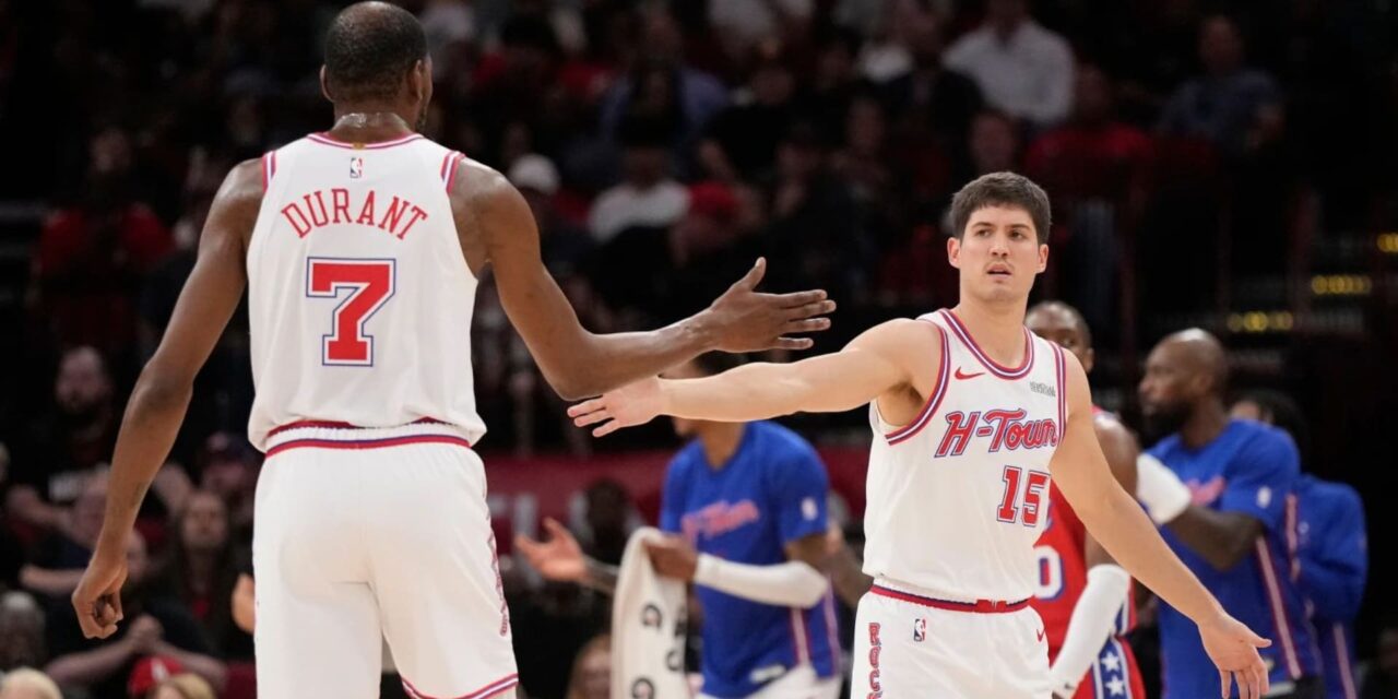 Kevin Durant anotó 29 puntos y los Rockets vencieron a los 76ers 113-102