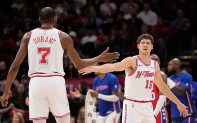 Kevin Durant anotó 29 puntos y los Rockets vencieron a los 76ers 113-102