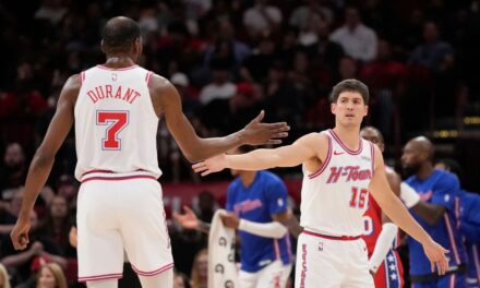 Kevin Durant anotó 29 puntos y los Rockets vencieron a los 76ers 113-102