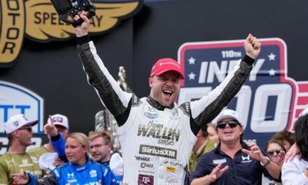 Felix Rosenqvist adelanta al final a David Malukas para ganar las 500 Millas de Indianápolis
