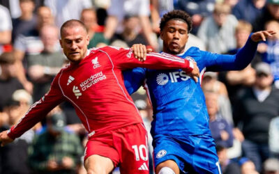 Liverpool se conforma con empate 1-1 ante Chelsea entre abucheos en Anfield