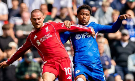 Liverpool se conforma con empate 1-1 ante Chelsea entre abucheos en Anfield