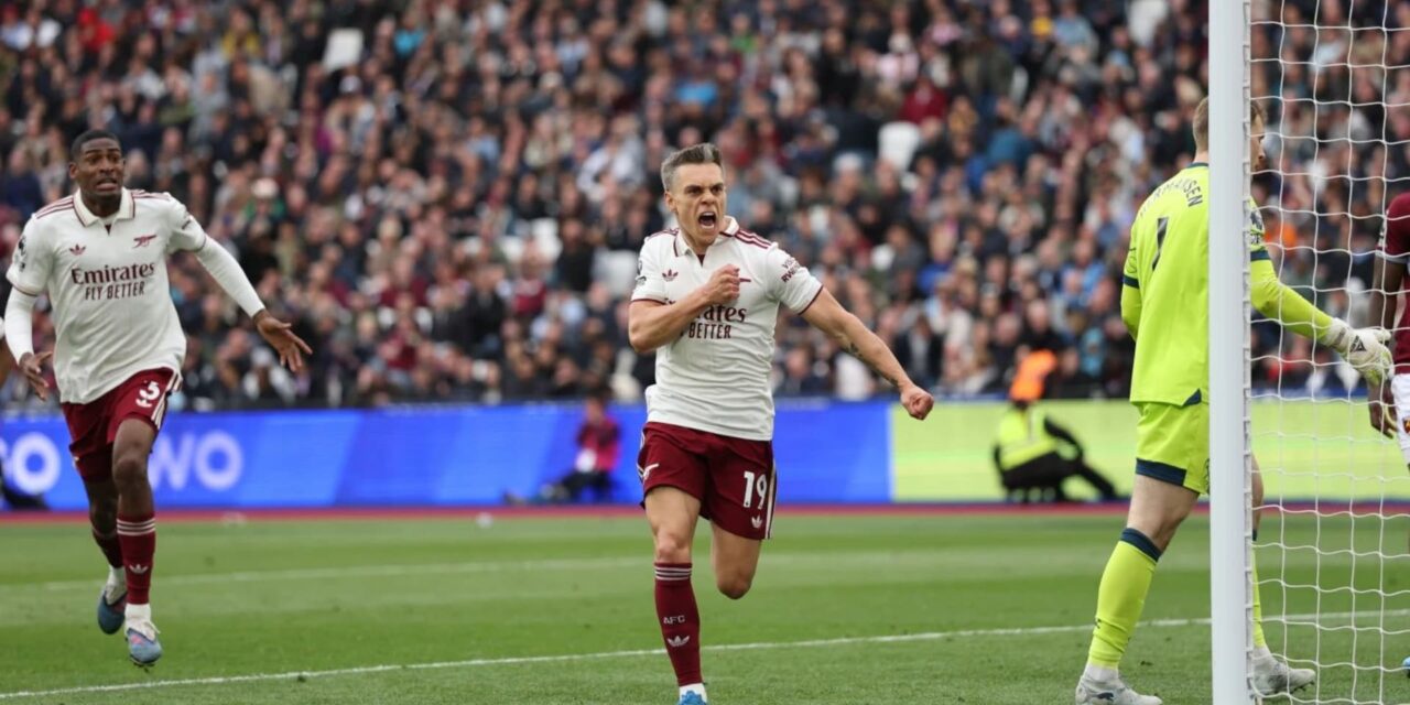 Un gol tardío y una dramática decisión del VAR ayudan al Arsenal a mantener el control de la carrera por el título de la Premier League.