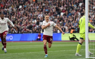 Un gol tardío y una dramática decisión del VAR ayudan al Arsenal a mantener el control de la carrera por el título de la Premier League.