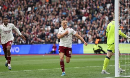 Un gol tardío y una dramática decisión del VAR ayudan al Arsenal a mantener el control de la carrera por el título de la Premier League.