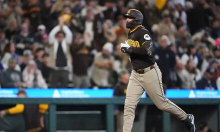 Castellanos, Durán y Sheets disparan jonrones y Padres vencen a Marineros por 7-4