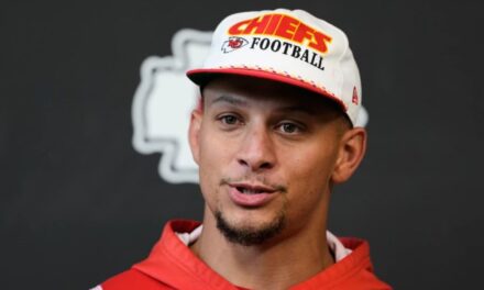 Patrick Mahomes da un gran paso con su rodilla reparada y se une a Chiefs en prácticas voluntarias