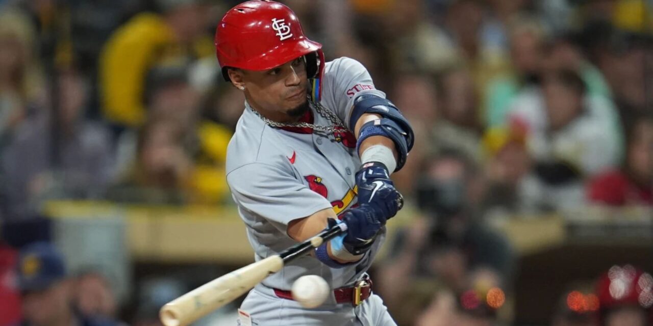 Jordan Walker anota la carrera de la ventaja tras un triple de Masyn Winn en la victoria de los Cardinals por 2-1 sobre los Padres.