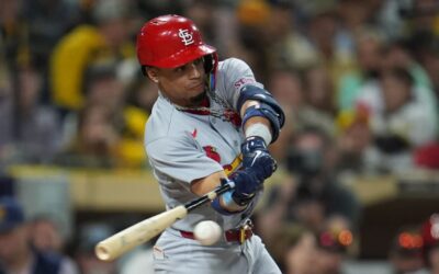 Jordan Walker anota la carrera de la ventaja tras un triple de Masyn Winn en la victoria de los Cardinals por 2-1 sobre los Padres.