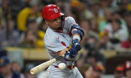 Jordan Walker anota la carrera de la ventaja tras un triple de Masyn Winn en la victoria de los Cardinals por 2-1 sobre los Padres.