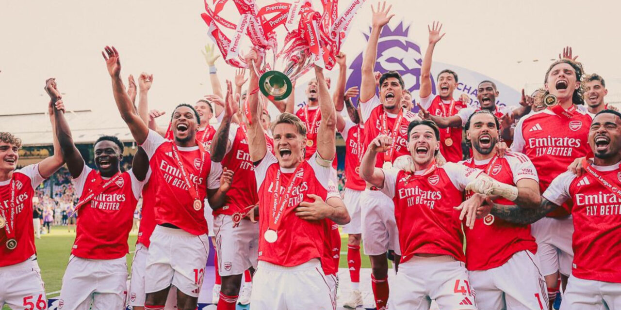 Jugadores del Arsenal levantan el trofeo de la Liga Premier después de 22 años