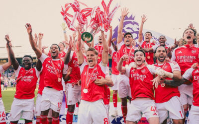 Jugadores del Arsenal levantan el trofeo de la Liga Premier después de 22 años