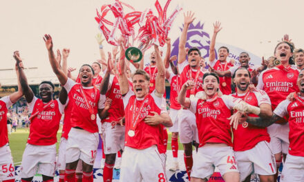 Jugadores del Arsenal levantan el trofeo de la Liga Premier después de 22 años