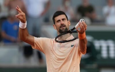 Djokovic consigue triunfo en medio de ola de calor