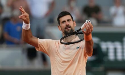 Djokovic consigue triunfo en medio de ola de calor