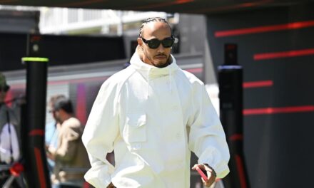 Lewis Hamilton afirma que seguirá en la F1 a pesar de que hay quienes intentan retirarlo.