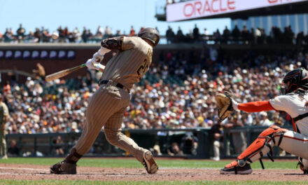 Ty France pega un triple de dos carreras en la séptima y los Padres ganan 5-1 a Gigantes