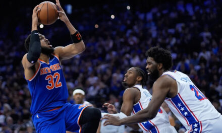 Los Knicks aplastan a los 76ers 144-114 con una lluvia de triples en el cuarto partido y regresan a las Finales del Este por segundo año consecutivo.