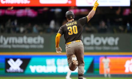El jonrón de 3 carreras de Sheets en la novena entrada le da la victoria a los Padres sobre los Brewers por 3-1