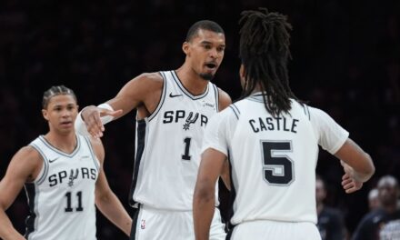 Stephon Castle aportó 32 puntos a los Spurs en una aplastante victoria por 139-109 para eliminar a los Timberwolves en el sexto partido.