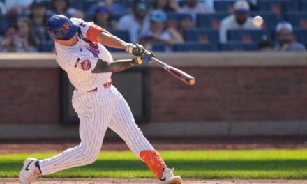 El jonrón de tres carreras de Taylor en la novena entrada y el batazo de Benge en la décima permitieron a los Mets vencer a los Yankees