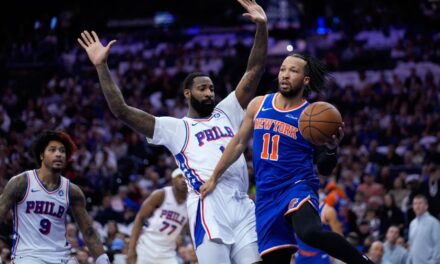 Jalen Brunson anota 33 puntos y ayuda a los Knicks a tomar una ventaja de 3-0 sobre los 76ers con una victoria de 108-94 en el tercer partido.