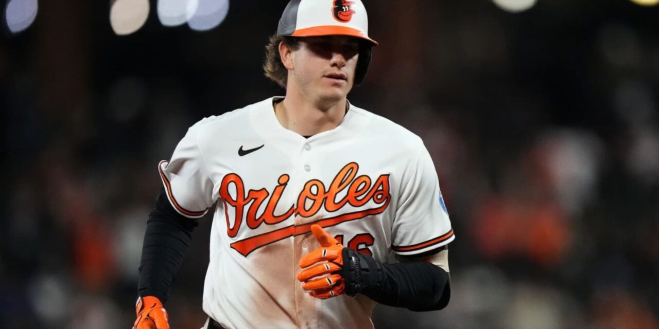 Weathers pierde sin hit en la séptima antes de que el cuadrangular de 3 carreras de Mayo lleve a los Orioles a ganar 3-2 a los Yankees.