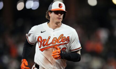 Weathers pierde sin hit en la séptima antes de que el cuadrangular de 3 carreras de Mayo lleve a los Orioles a ganar 3-2 a los Yankees.