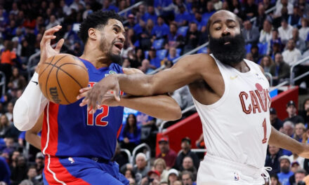 James Harden anota 30 puntos y los Cavaliers remontan ante los Pistons 117-113 en tiempo extra para tomar la delantera en la serie 3-2.