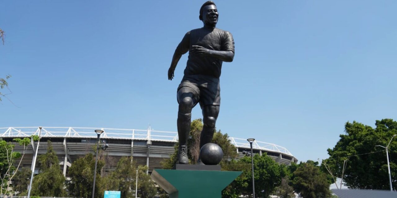 Una imponente estatua de Pelé fue inaugurada en Guadalajara antes del Mundial.