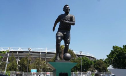 Una imponente estatua de Pelé fue inaugurada en Guadalajara antes del Mundial.