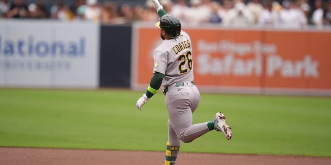 Cortés pega jonrón, Kurtz se embasa por 47mo juego seguido y Atléticos vencen 5-2 a Padres