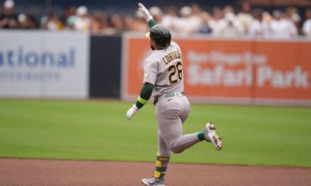Cortés pega jonrón, Kurtz se embasa por 47mo juego seguido y Atléticos vencen 5-2 a Padres