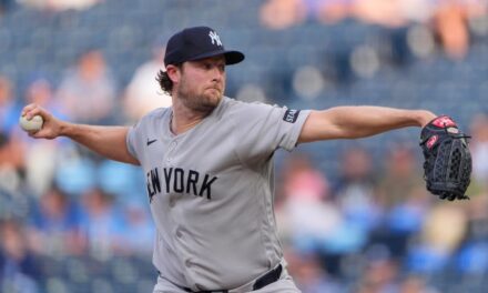 Gerrit Cole poncha a 10 y Yankees blanquean a Reales 7-0 para vencerlos por 14ta vez seguida