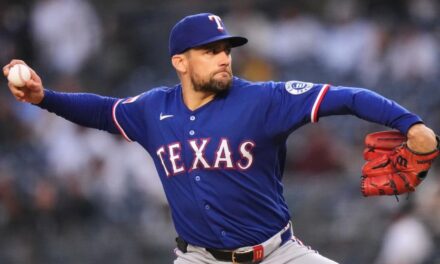 Eovaldi vuelve a frenar a Yankees enrachados y Rangers ganan 6-1 para cortar mala racha
