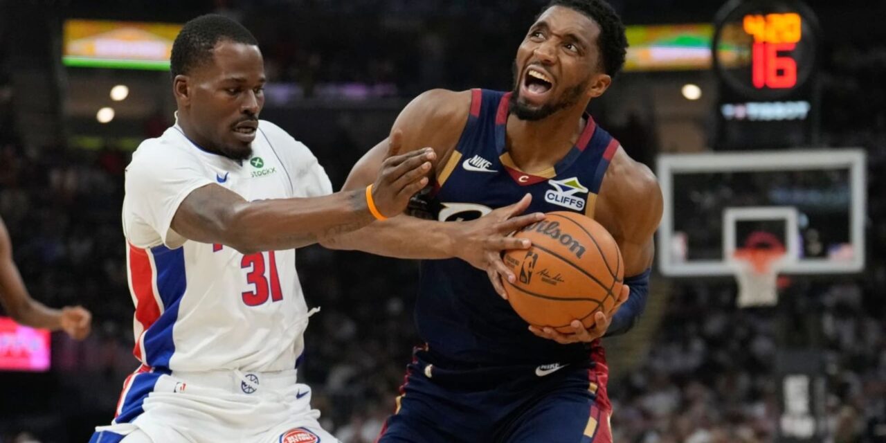 Mitchell iguala la marca de los playoffs de la NBA con 39 puntos en la segunda mitad, mientras los Cavs empatan la serie ante los Pistons 112-103.