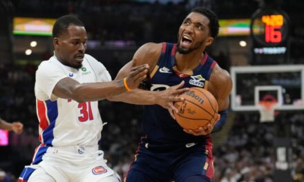 Mitchell iguala la marca de los playoffs de la NBA con 39 puntos en la segunda mitad, mientras los Cavs empatan la serie ante los Pistons 112-103.